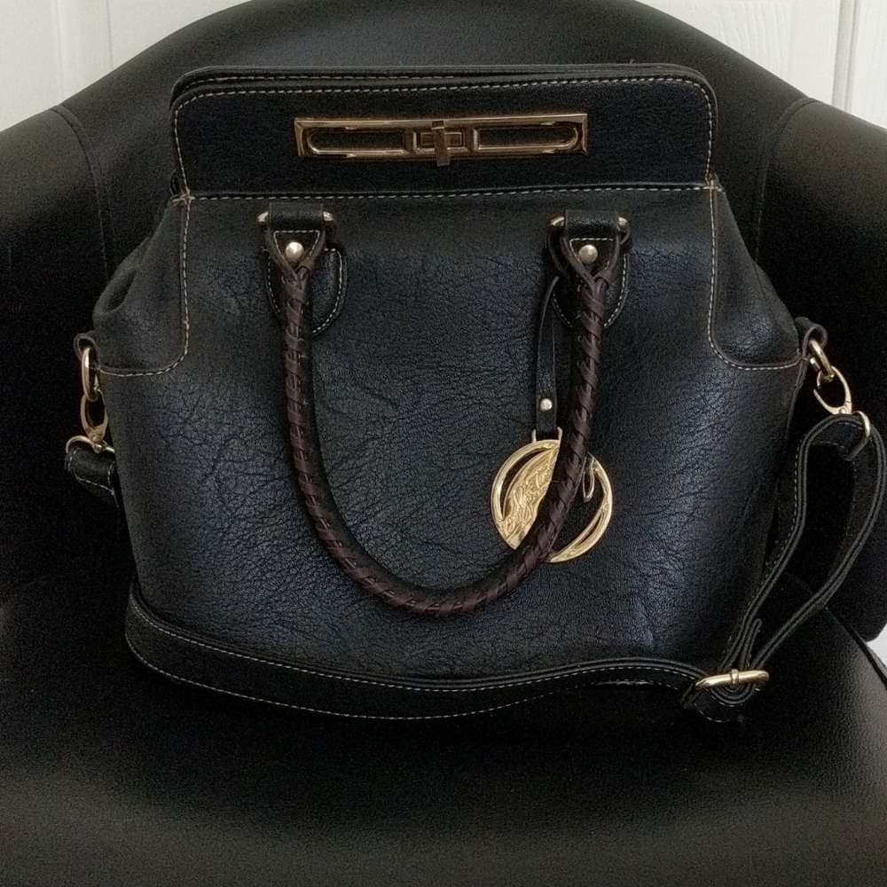 Gorgeous black purse with lots of features